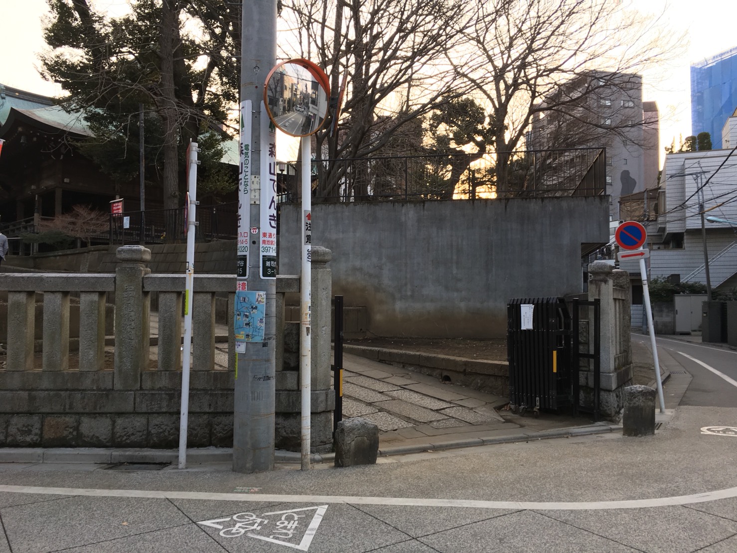 【雑司が谷駅】豊島区のノスタルジックな街『雑司が谷』法明寺・鬼子母神を訪ねる：パート２の猫地帯の法明寺（ほうみょうじ）に近い鬼子母神入口