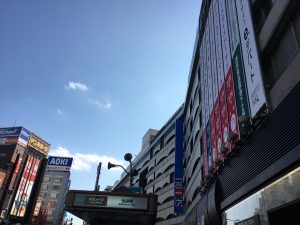 西武池袋本店の空中庭園で空を眺めながらポカポカ休憩の西武池袋本店の外観