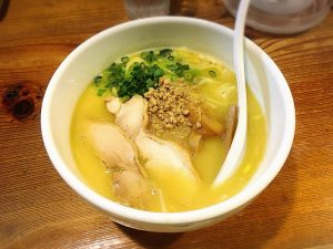 【池袋駅】大人気の濃厚鶏白湯ラーメン。コク深いのにすっきり食べられる「鶏の穴 池袋店」