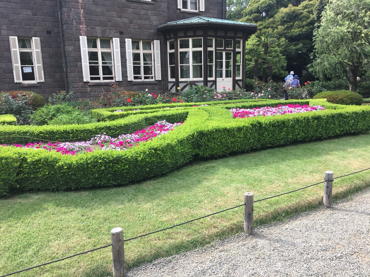 【上中里駅】バラが咲き誇る日英が混ざる庭園「旧古河庭園」の洋館前の庭
