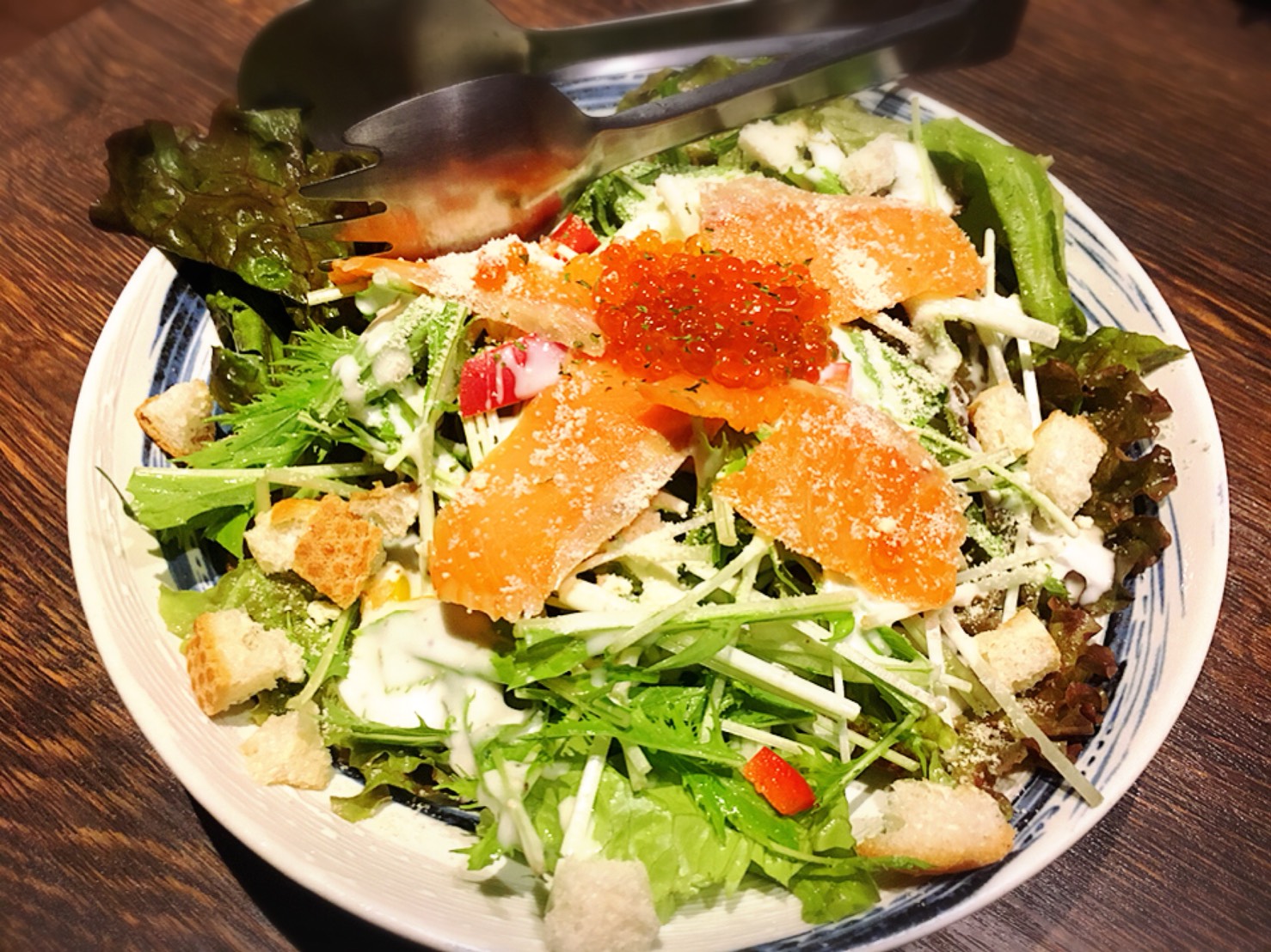 【池袋駅】いくらこぼれ丼を求めて「北海道知床漁場」のサラダ