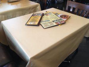 【後楽園駅】本格薪窯ナポリピザとパスタ「マルデナポリ ラクーア店」のテーブル