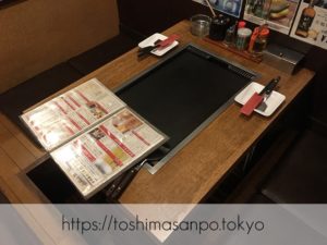 【池袋駅】この上ない美味発見!お好み焼き・もんじゃの最上級ってここ!?｢灼楽（しゃくら）1号店｣のテーブル