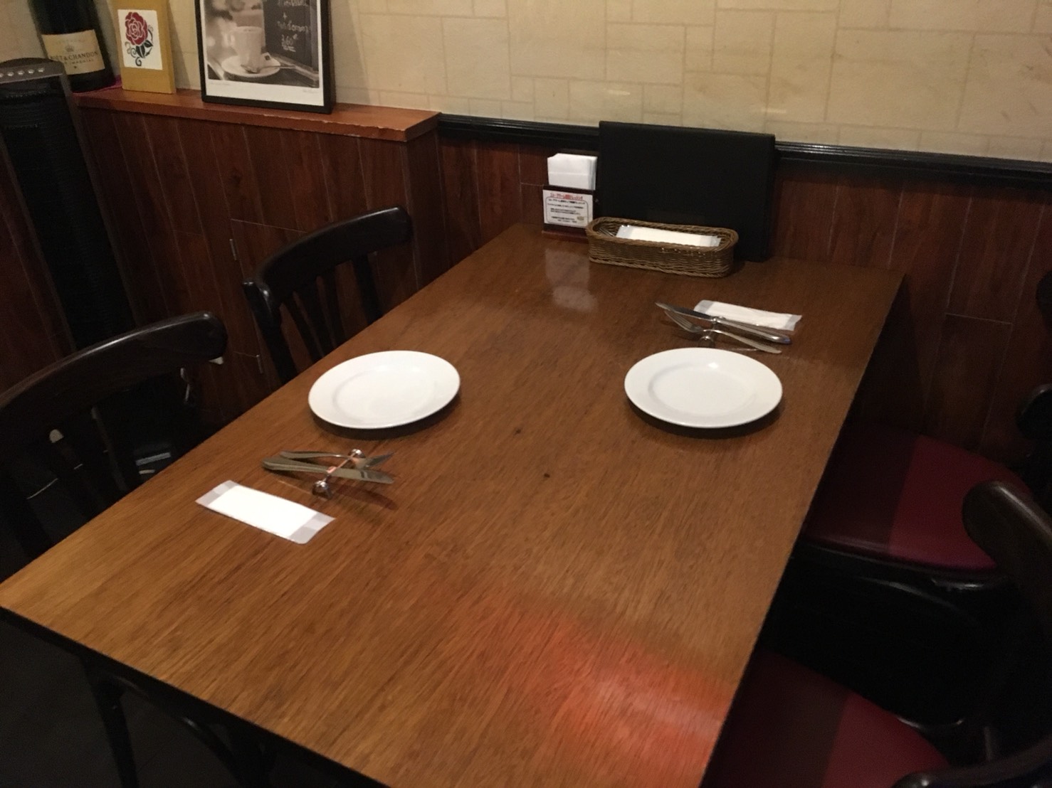 【池袋駅】おっとり系イタリアン「トラットリア・コン・アマーレ」のテーブル