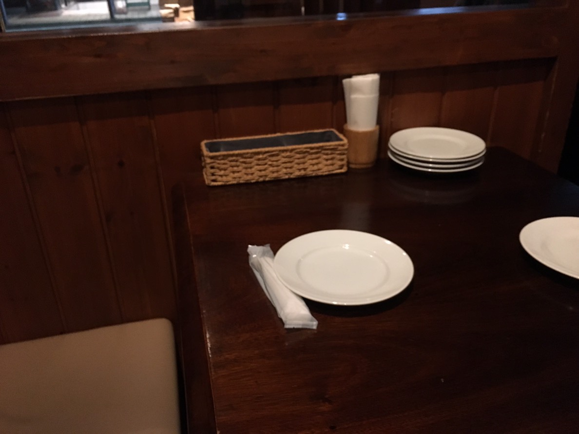 【池袋駅】いい感じのクセが後を引く「nobu」のイタリアンが愛情深い！のテーブル