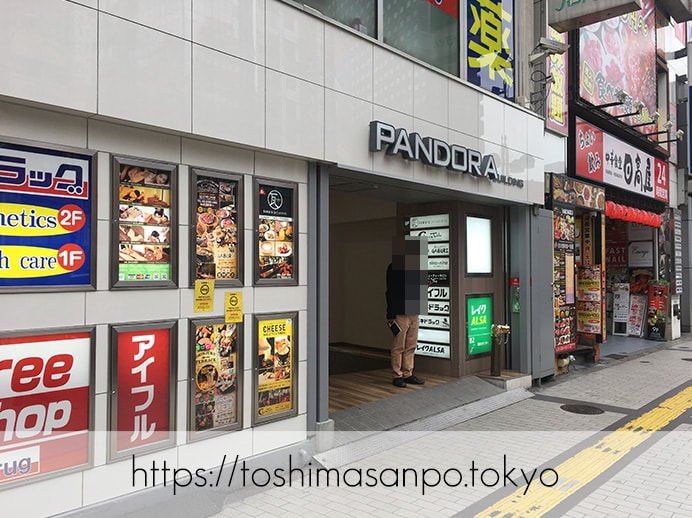 【新宿駅】オシャレカフェの代表！？おなかいっぱい食べられる「kawara CAFE＆DINING 新宿東口」のビルの出入口