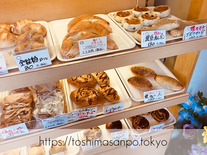 【大塚駅】お手頃パン食べつくしたい♡イートインもあるよ。6月開店「ベーカリーランド北大塚」のパンのディスプレイ1