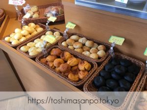 【池袋駅】タピオカ粉の創作パンはもちもち食感。意外とめっちゃお腹いっぱいに！「ぽんでCOFFEE」のぽんでの陳列1