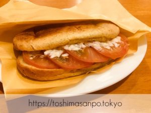 【池袋駅】タピオカ粉の創作パンはもちもち食感。意外とめっちゃお腹いっぱいに！「ぽんでCOFFEE」のぽんでサンドのフレッシュトマトとペコリーノ
