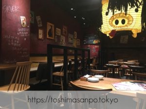 【池袋駅】深夜までOK。豚料理とワイン豊富な、ど派手コンセプトダイニングバー「ベルサイユの豚」の店内1