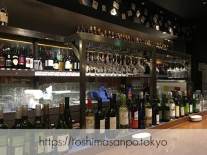 【池袋駅】深夜までOK。豚料理とワイン豊富な、ど派手コンセプトダイニングバー「ベルサイユの豚」のワインの陳列