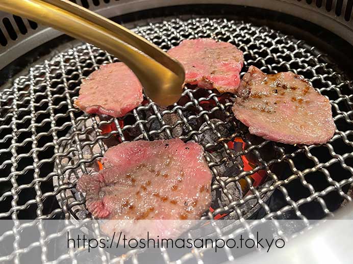 【渋谷駅】開店から4ヶ月！話題の人気店「焼肉 牛宮城」で高級焼肉と贅沢なひととき。名物 極みタン塩を焼く